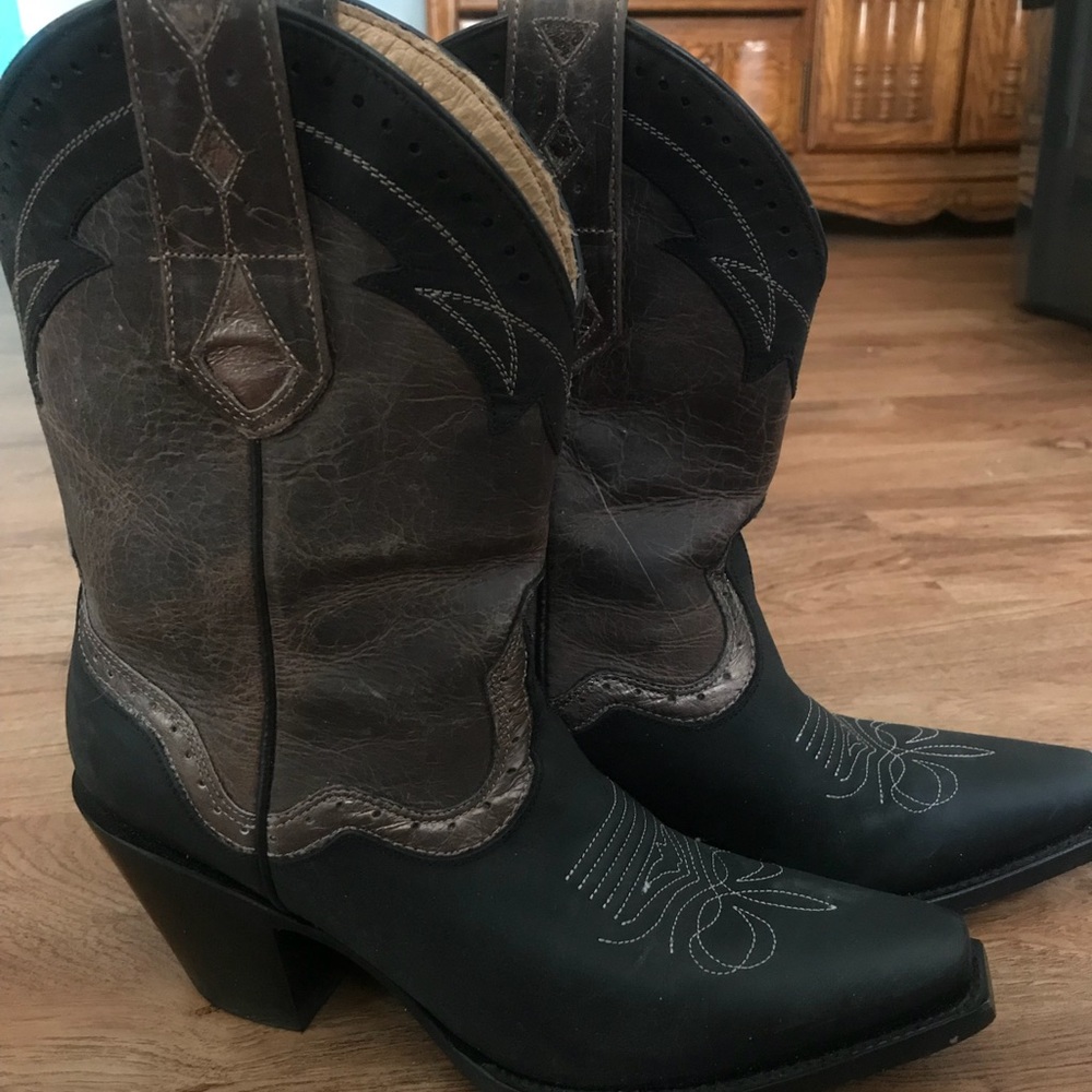 Super cute👢Mid Calf Cowgirl Boots♥️